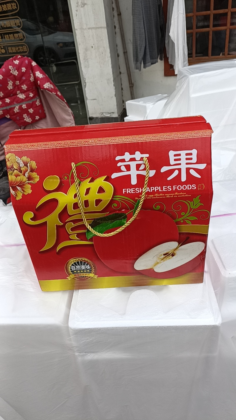 徐州丰县大沙河百果园红富士基地，口感脆甜，色泽鲜艳，