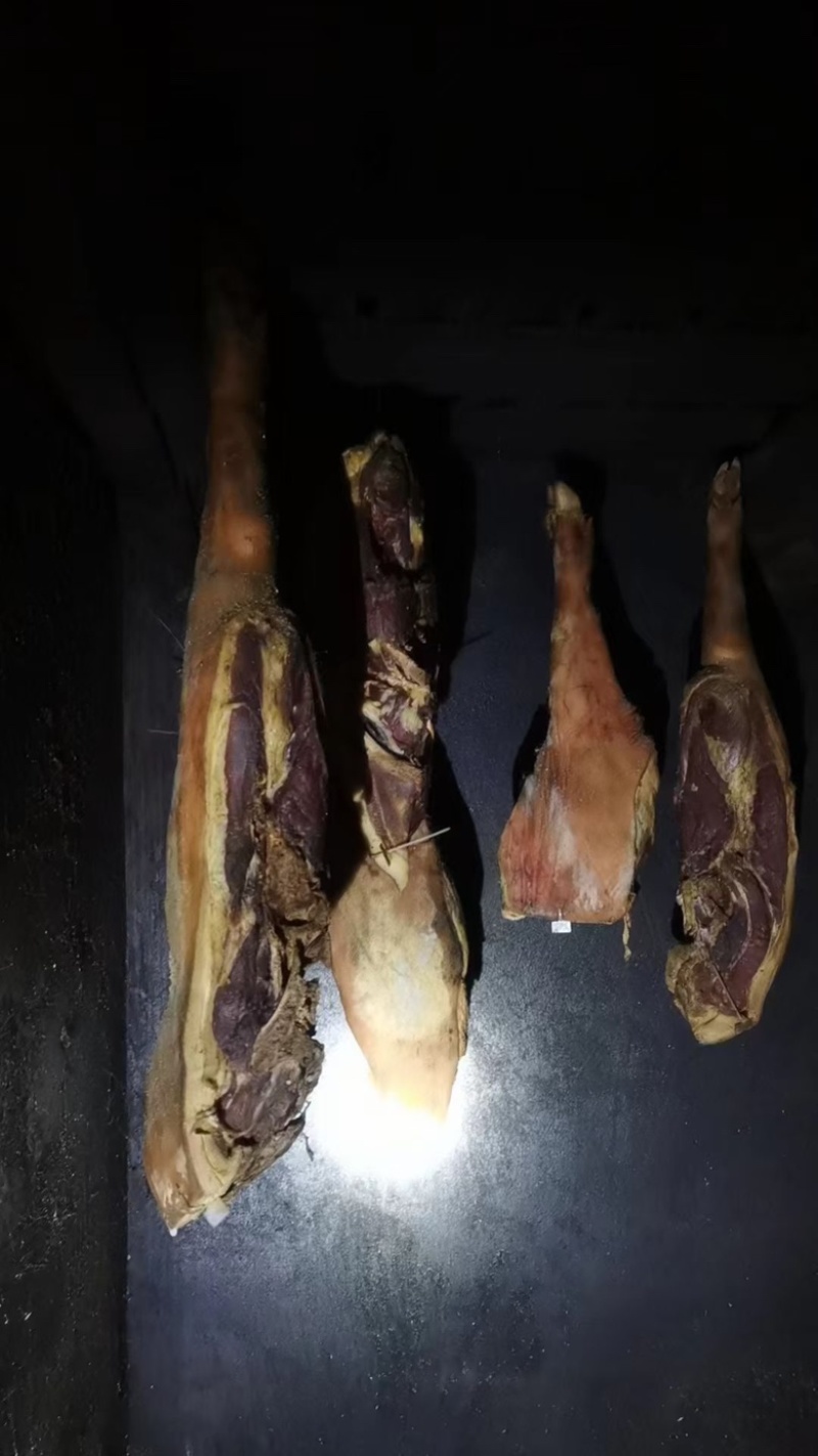 腊肉出售，自家喂养的，非商品猪，纯粮食喂养