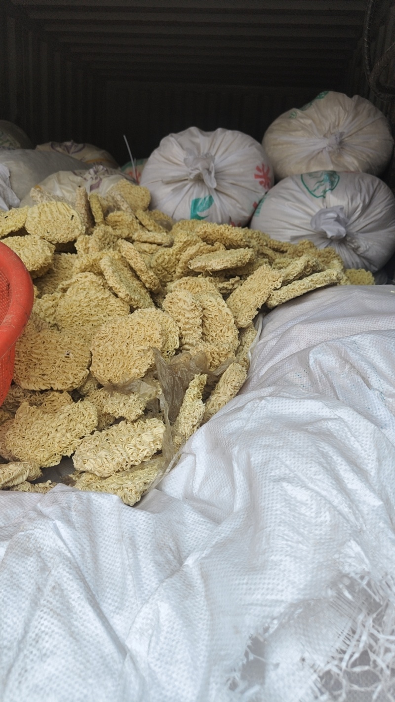 面碎，下脚料。饲料面，泡水直接喂，保存一年不怕营养高吸收