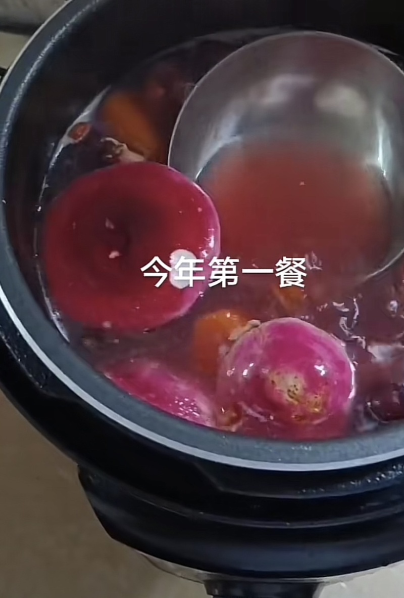 红菌，蓝底灰脚