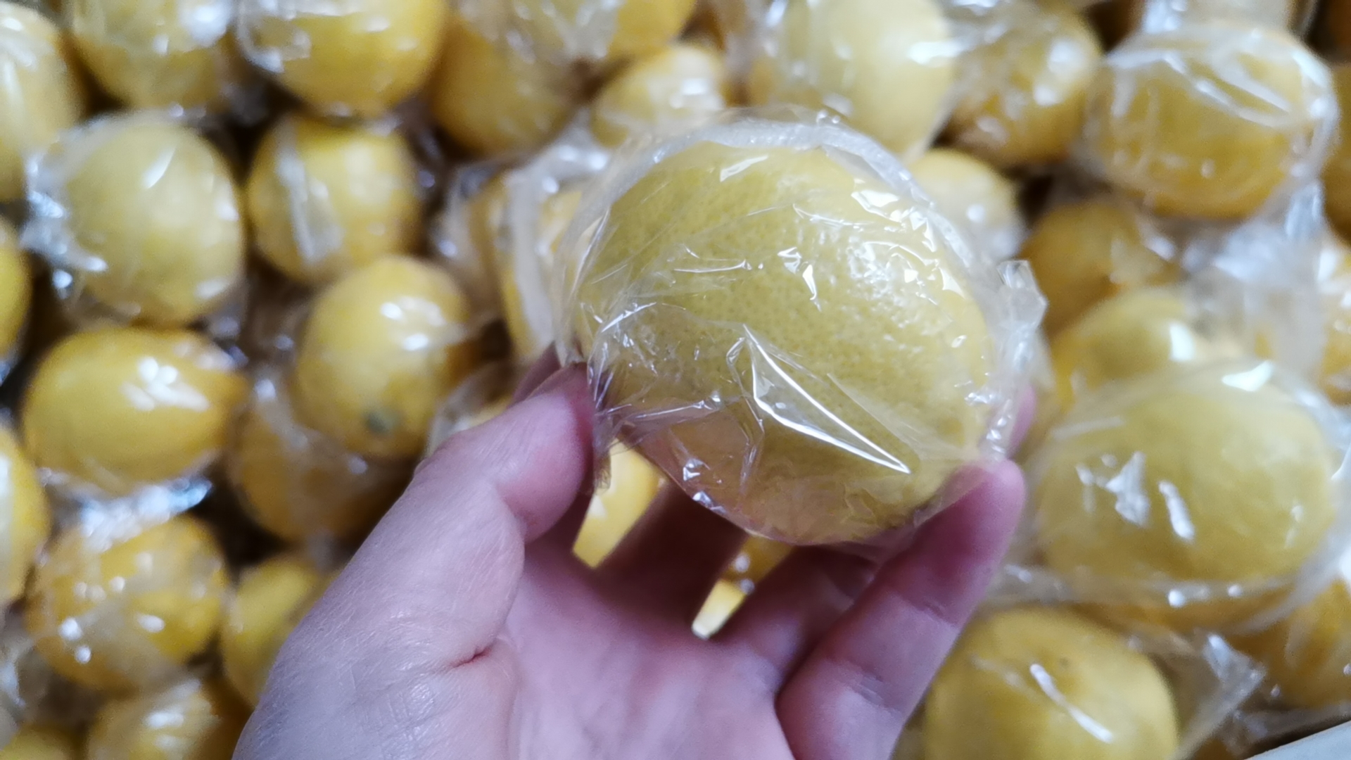 安岳柠檬剖面图,展示果肉与果皮结构,果粒饱满,汁水丰富 安岳柠檬剖面图展示果肉与果皮结构
