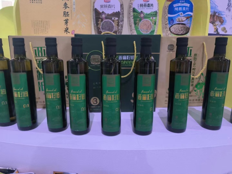 纯正冷压亚麻籽油，营养丰富，健康美味！
