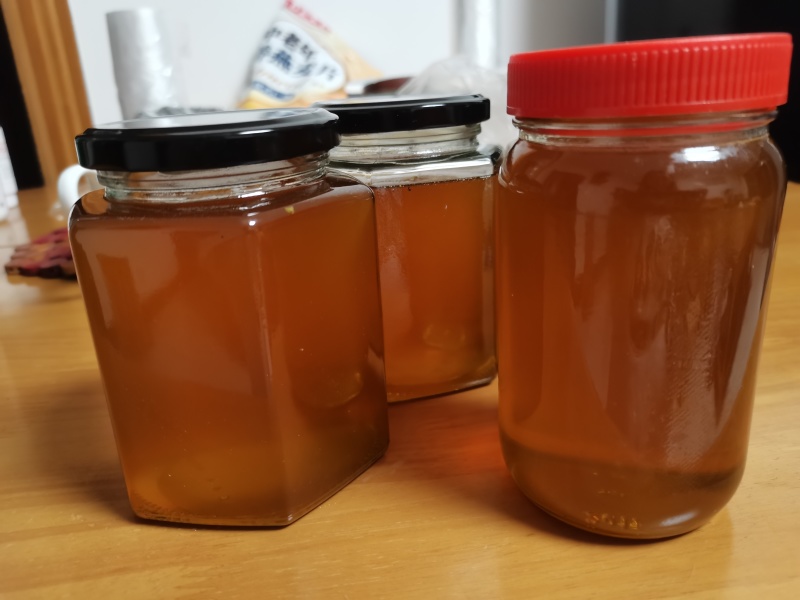 纯正深山野蜜蜂，家养土蜜蜂。一手货源价格优惠，可电话咨询