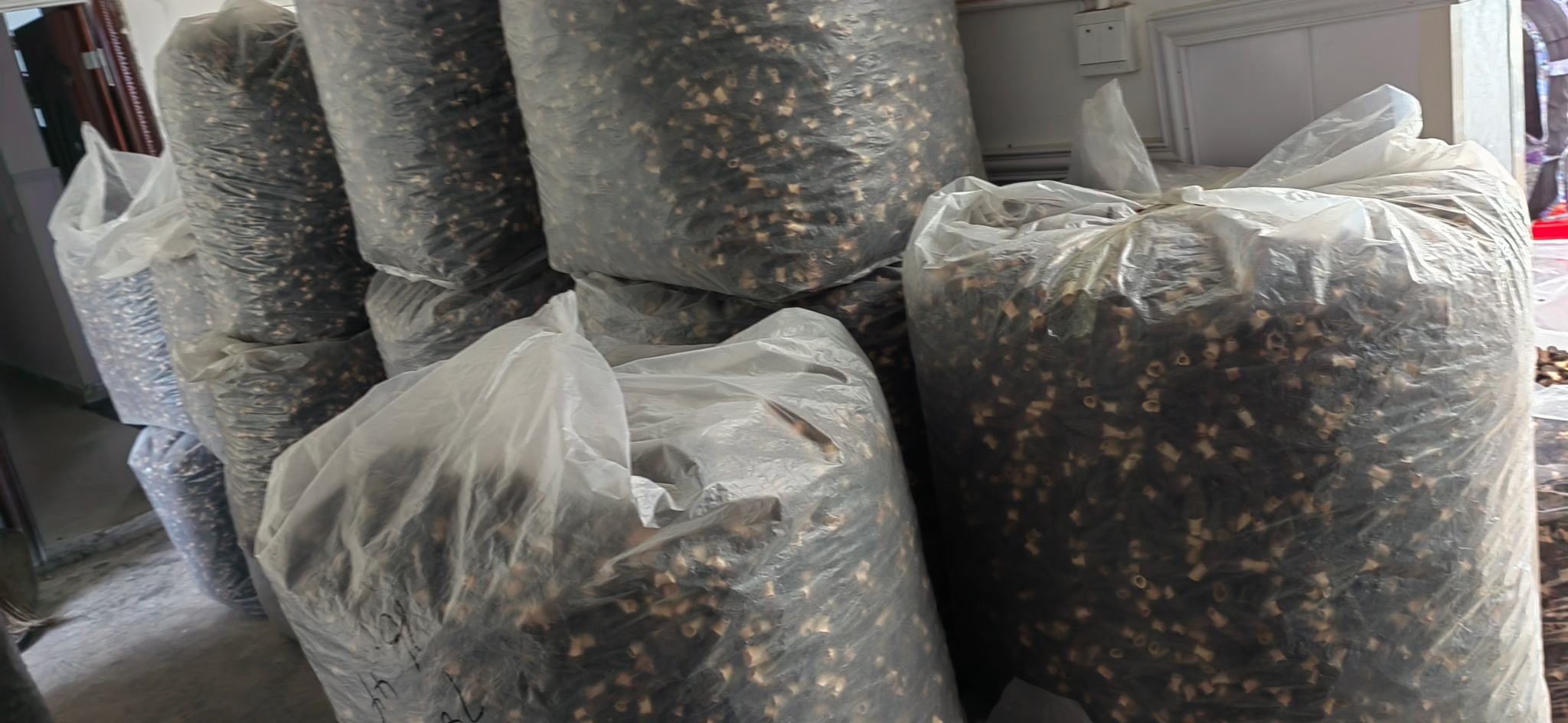白色羊肚菌的多种加工形式,包括冻干品、即食菌包和菌粉产品 白色羊肚菌产品展示