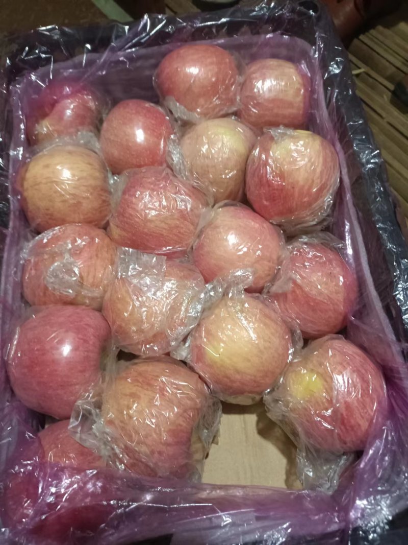 万荣纸加膜富士，皮薄多汁，香甜可口，产地直发