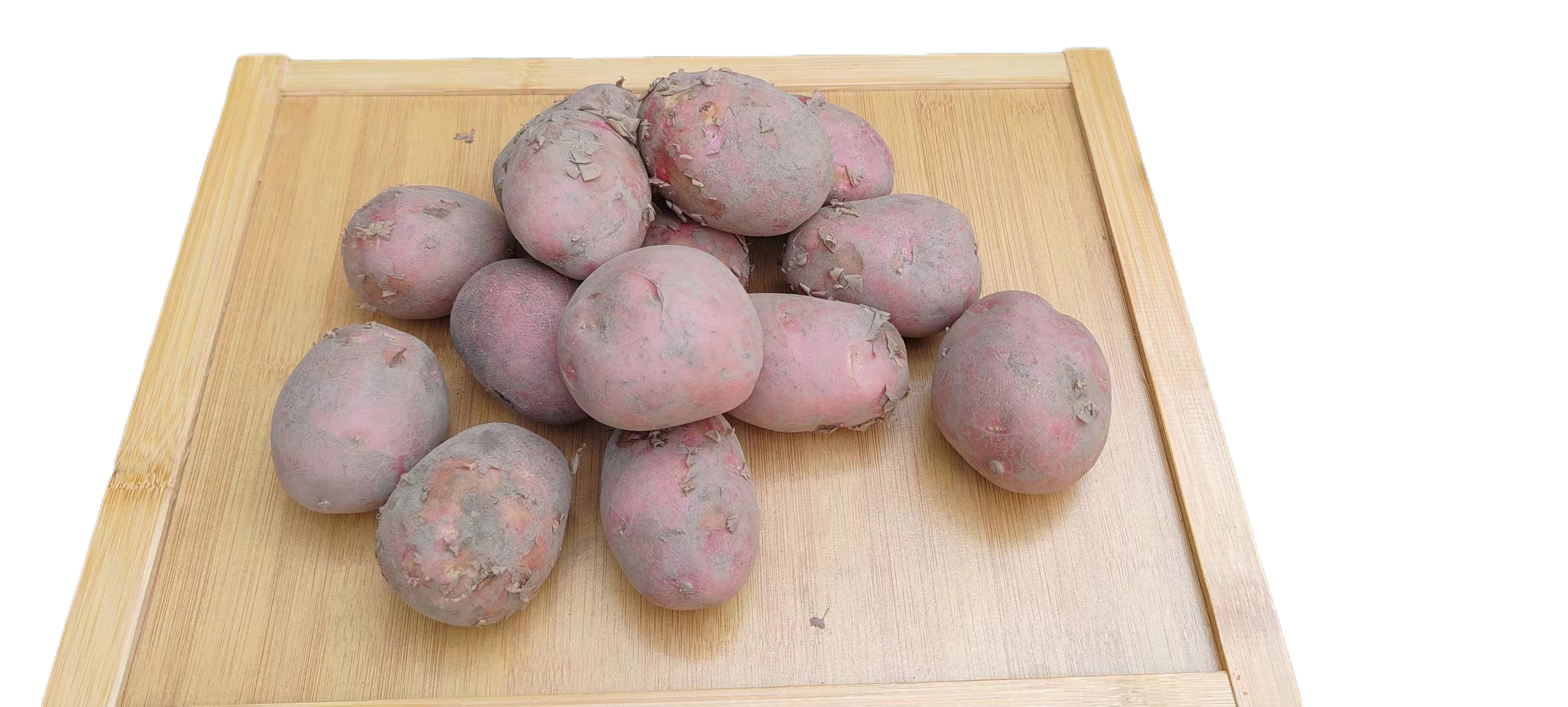 新鲜带皮马铃薯切开展示内部结构,背景为木质砧板,强调食材自然属性 马铃薯切片特写,展示其内部淡黄色果肉和表皮纹理,旁边摆放一把厨房秤和一根香蕉作对比