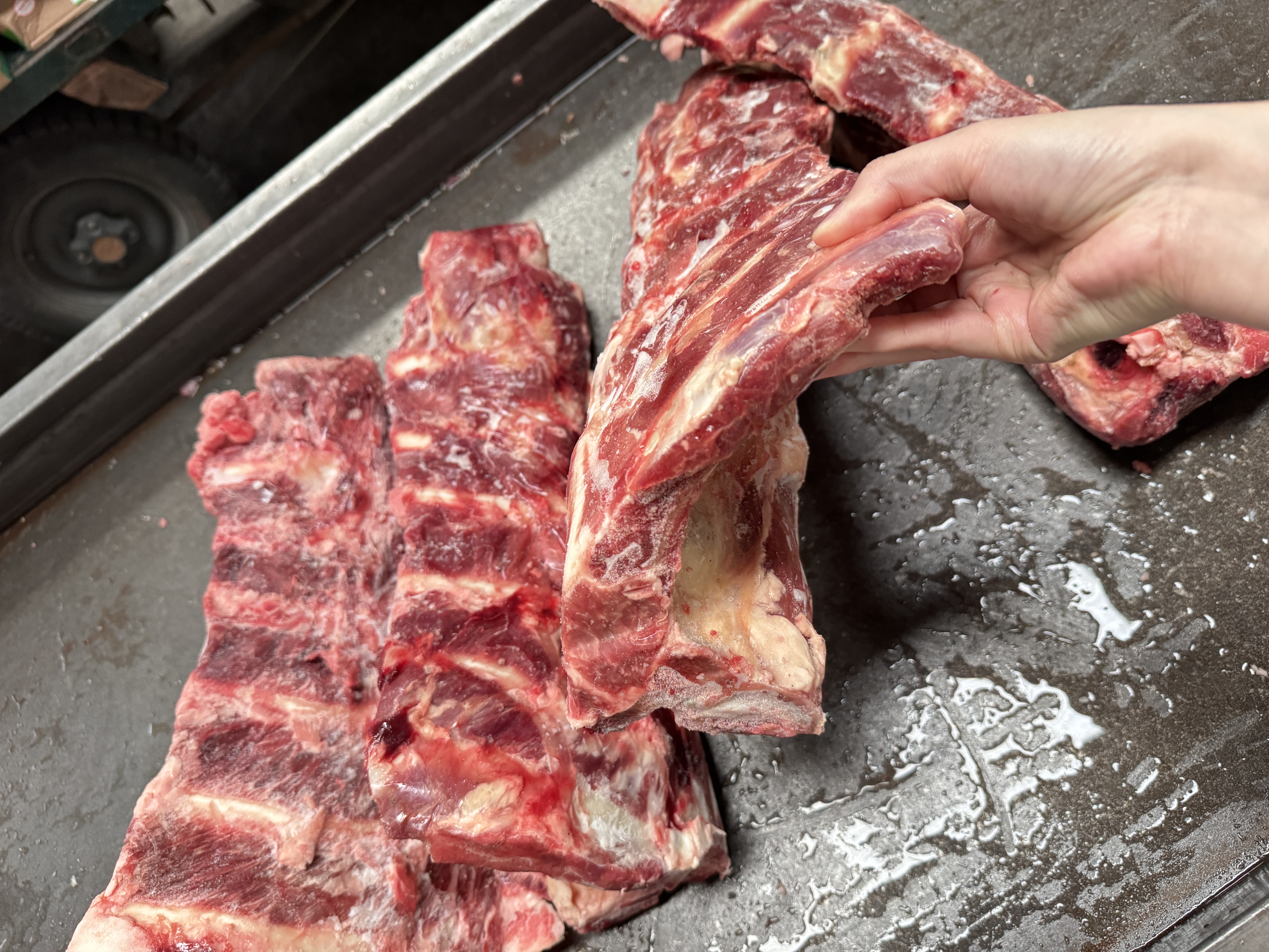 新鲜牛肋排与青萝卜摆放在案板上,辅料整齐排列,准备开始烹饪 牛肋排与青萝卜的食材摆盘