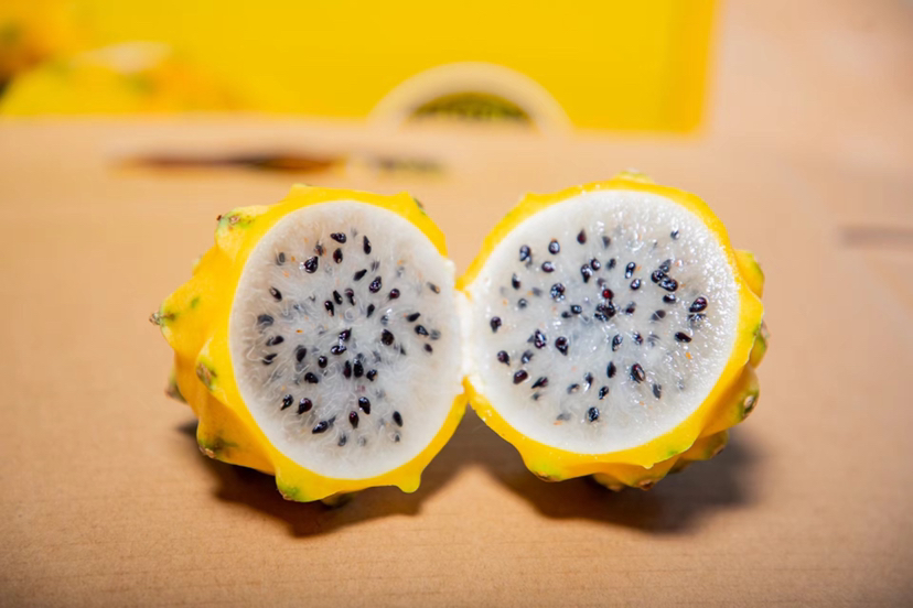 白心火龙果切开后发黄的果肉