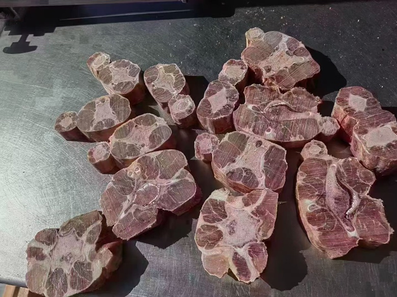 黑玛卡炖牛尾成品图,牛尾肉质软烂,汤汁浓郁,玛卡片分布均匀 黑玛卡炖牛尾成品图