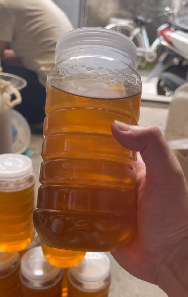 正宗土蜂蜜精品，野蜂蜜，自采原产龙眼蜜，无添加，欢迎咨询