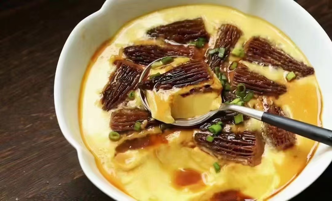 一碗热腾腾的羊肚菌粉汤,色泽金黄,表面有蛋花与葱花点缀 羊肚菌粉汤成品图