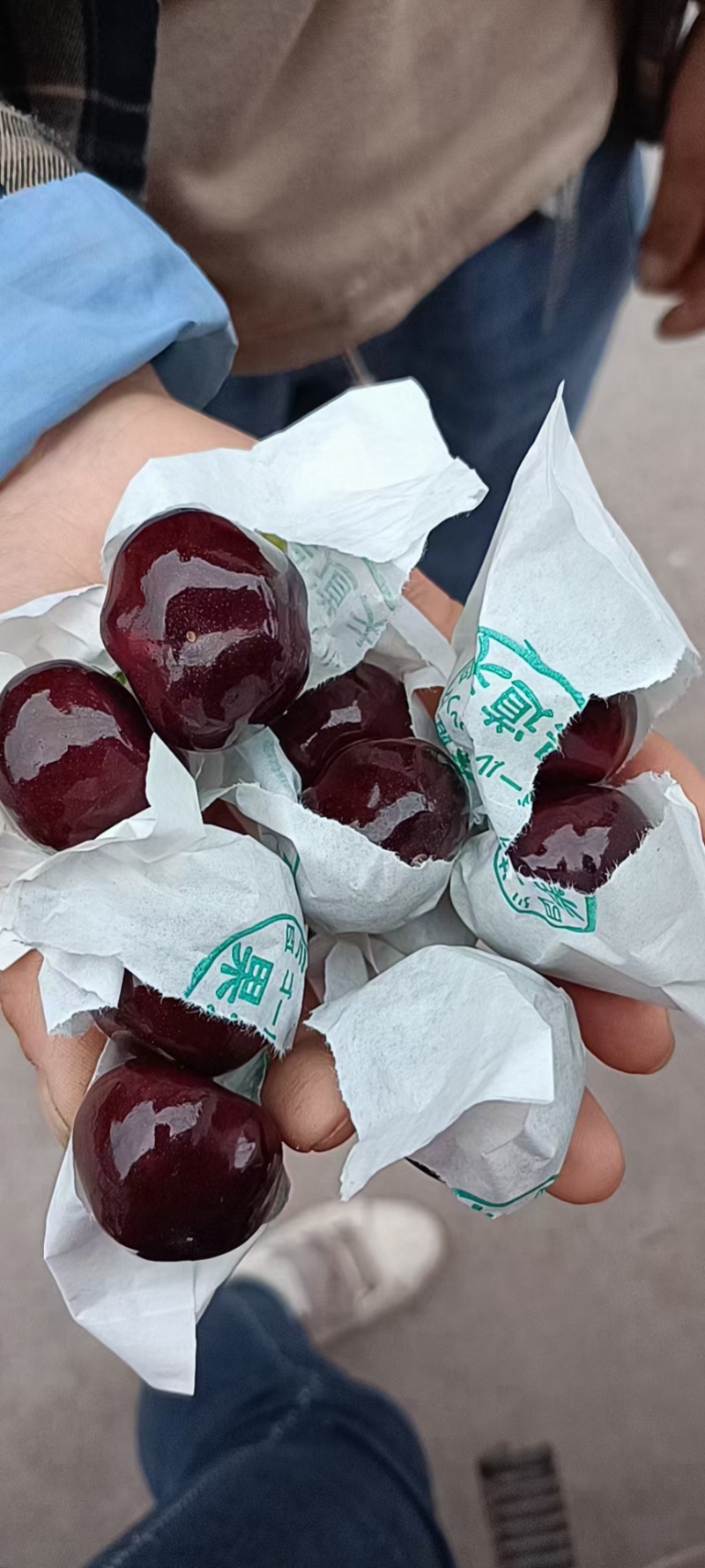 汉源车厘子(黑珍珠)，口感脆甜，产地价格，货源充足。
