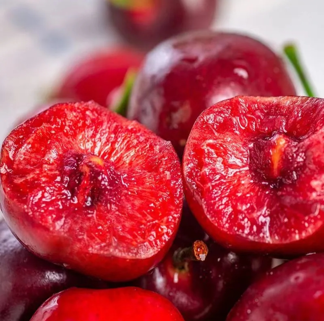 展示美早樱桃的主要营养成分图,包括维生素C、膳食纤维、钾等元素的含量分布 美早樱桃营养成分图表