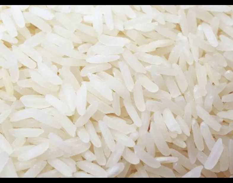 一碗刚蒸好的白米饭,颗粒分明,色泽晶莹 米饭特写