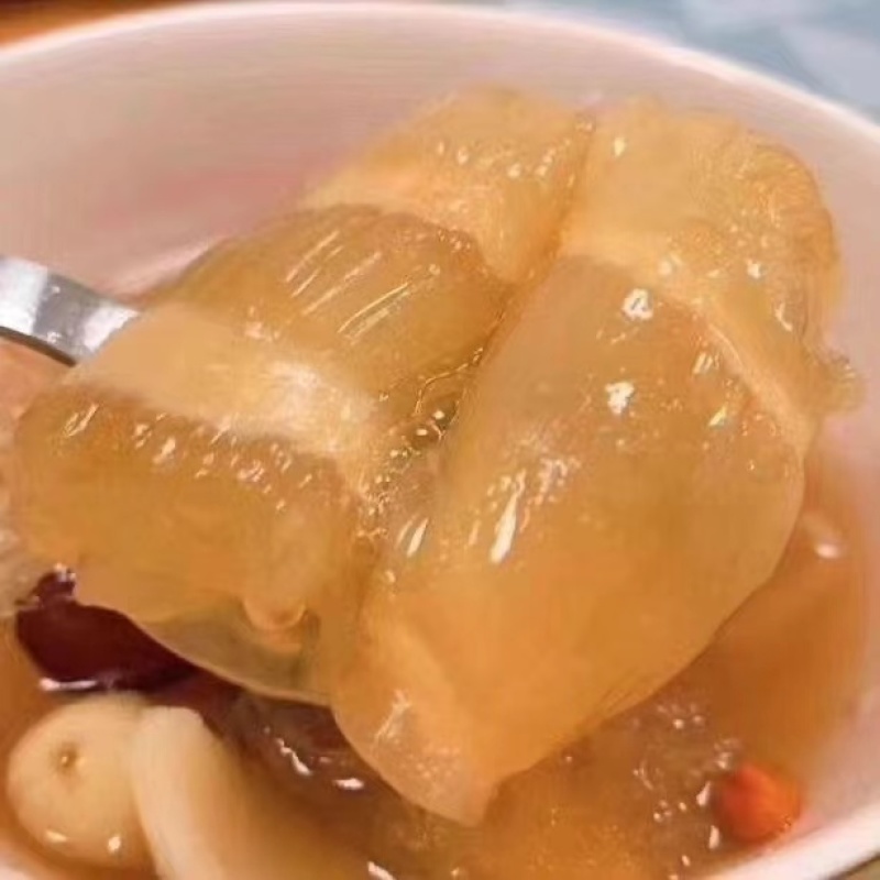 红鱼胶含有丰富的胶原蛋白、维生素，以及钙