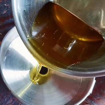 山茶油送货中、山茶籽油，是从山茶种子中提取的