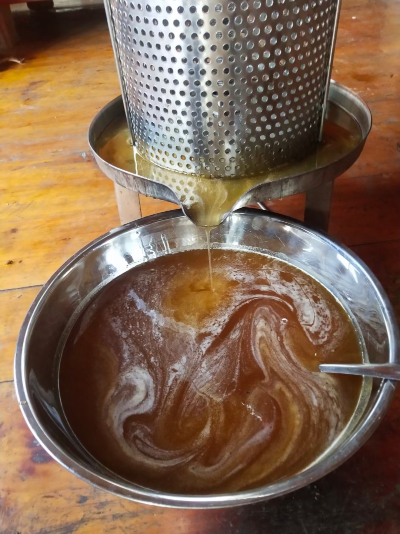 蜂蜜一手货源品质保证。蜂蜜是蜜蜂辛勤采集各种野花酿成
