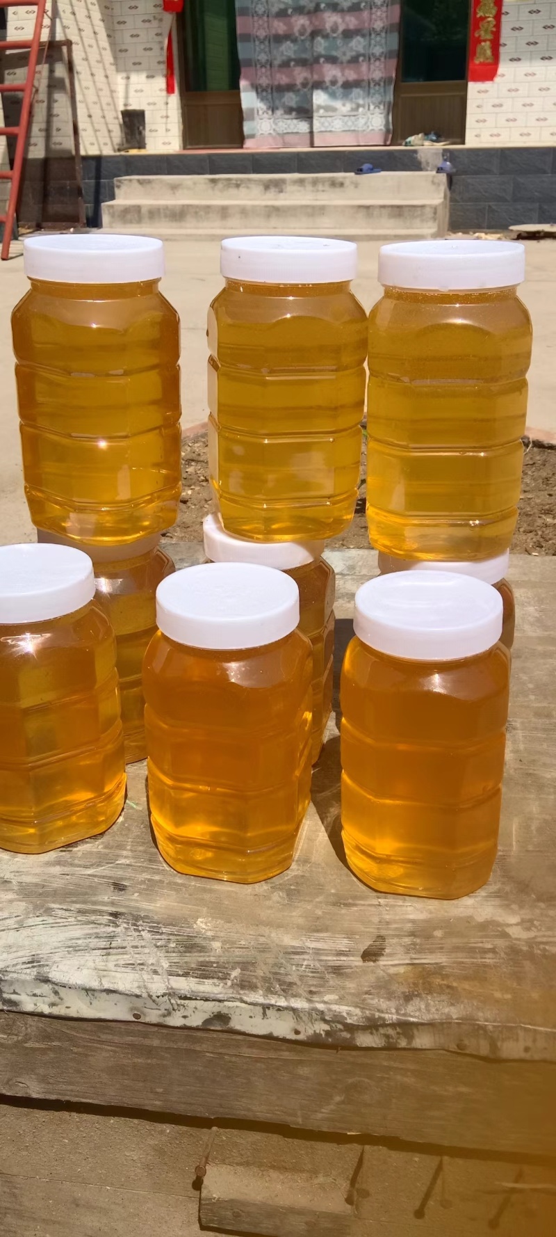 蜂蜜大量供应槐花蜂蜜。量大从优，保质保量对接全国市场。