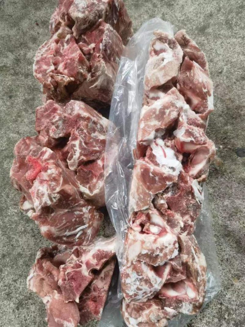 满肉猪胫骨，4.95/斤，带肉多达60%，一件20斤