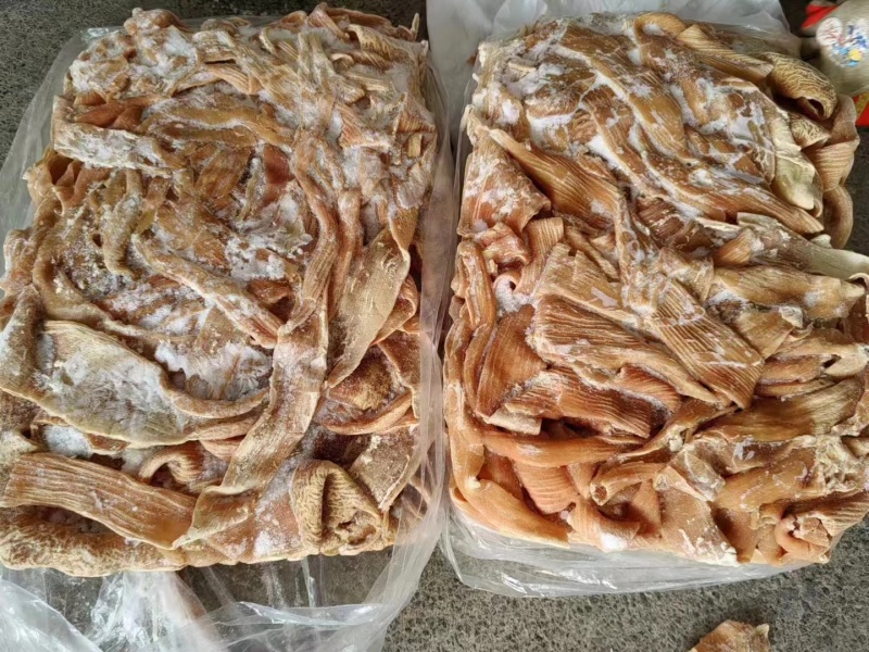 无油牛大肠，豁开处理的非常干净，没有任何杂质。