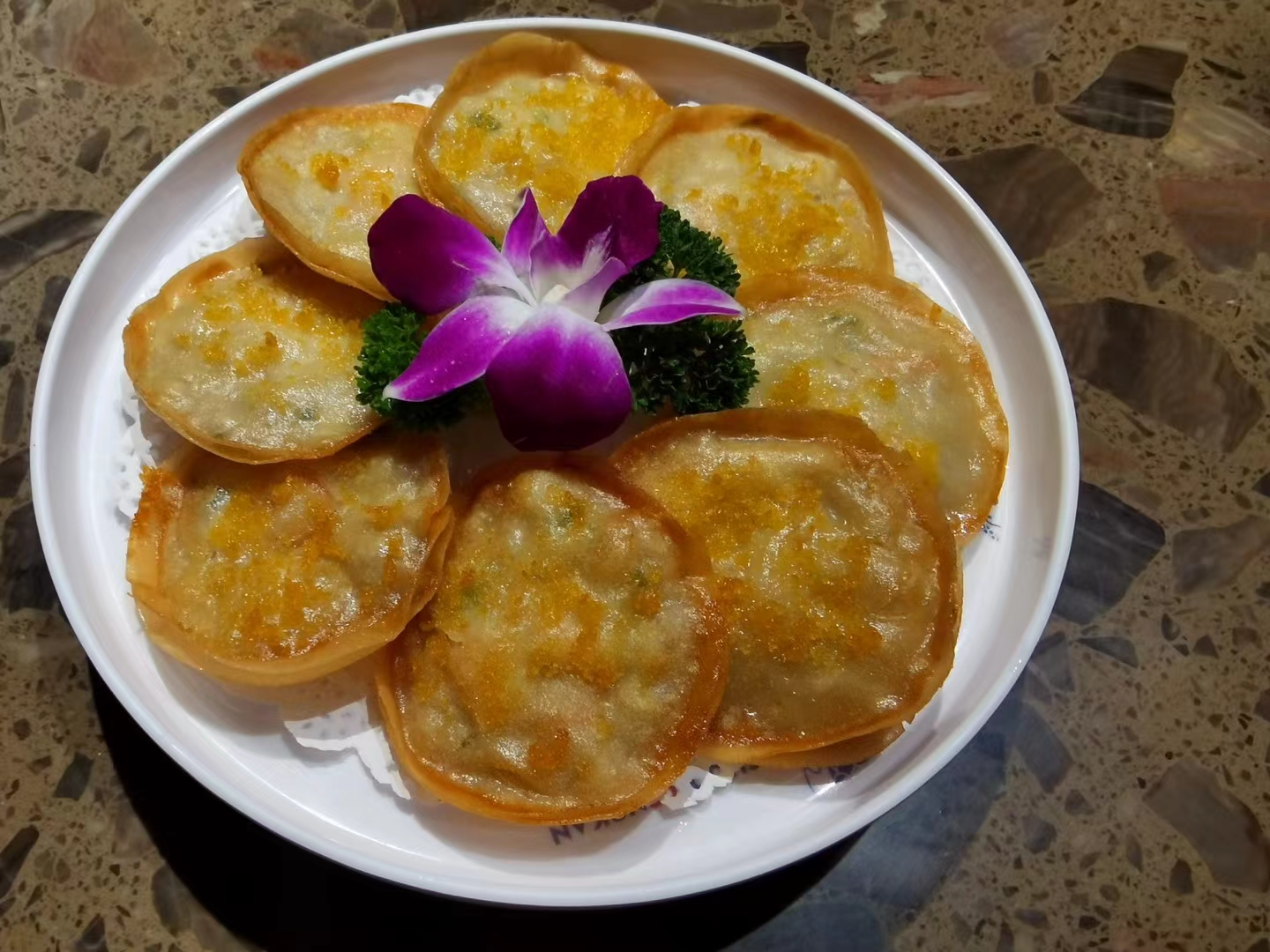 金黄酥脆的煎饺摆盘,搭配蘸料 煎饺成品图