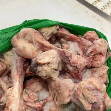 冻猪前后腿骨，自然件包装方便袋装，能用的打电话聊聊，欢迎来电