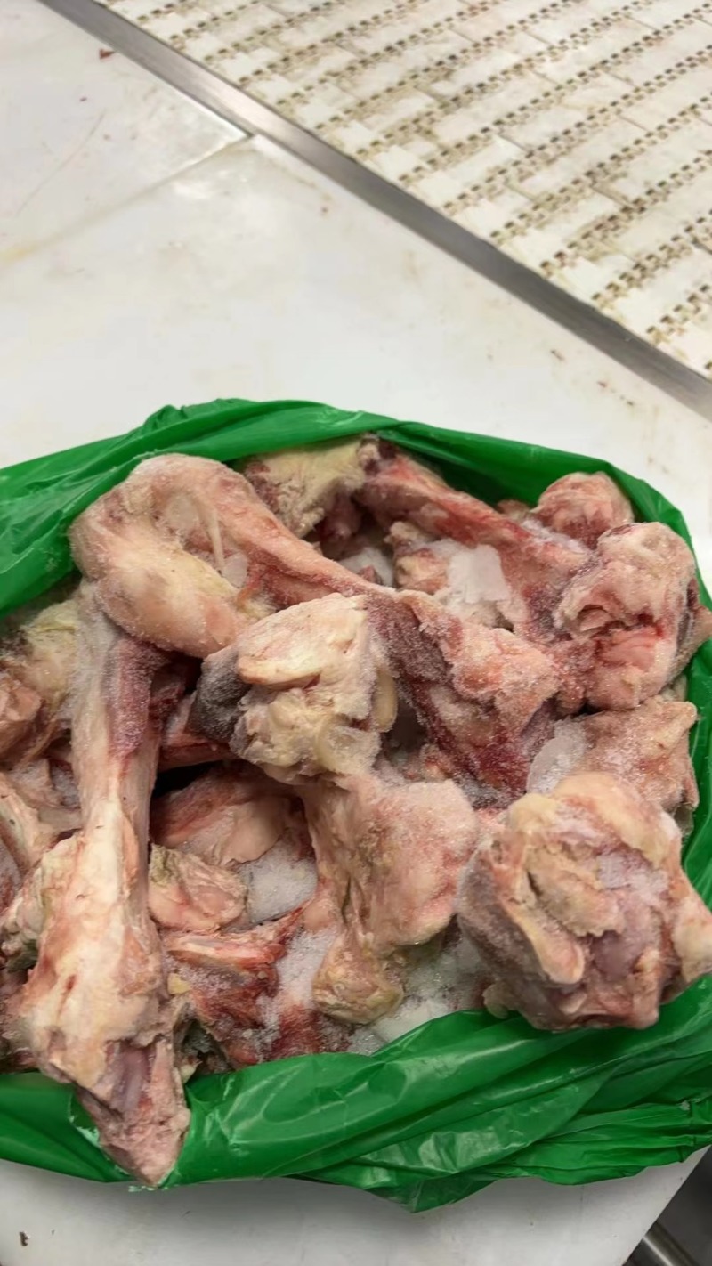 冻猪前后腿骨，自然件包装方便袋装，能用的打电话聊聊，欢迎来电