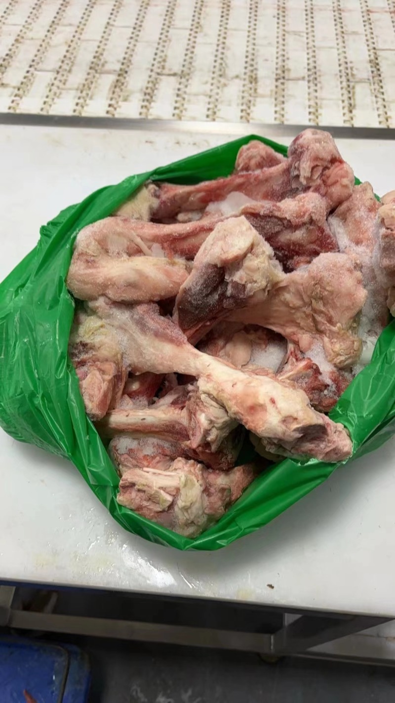 冻猪前后腿骨，自然件包装方便袋装，能用的打电话聊聊，欢迎来电