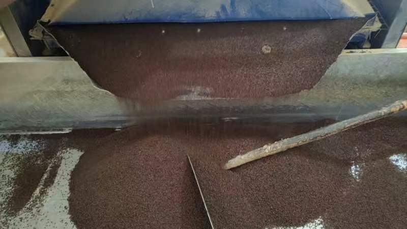 用小铁锅炒熟的熟白芝麻，出油率好，油质干净，香