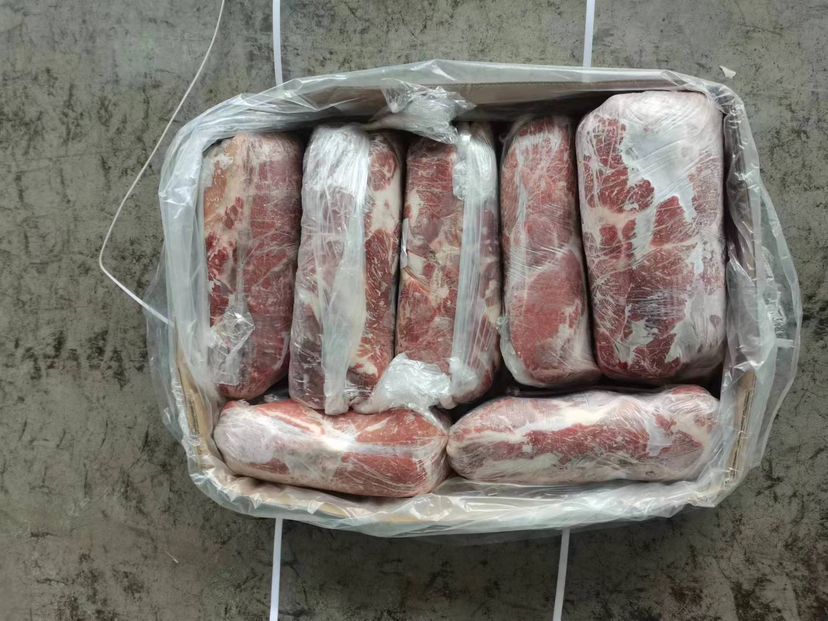 营养师手写标注图：玻璃量杯盛放150g去核妃子笑果肉（约10颗），旁置电子秤显示净重148.6g，附便签标注“150g≈105kcal｜糖15.2g｜VC 62mg｜钾360mg”