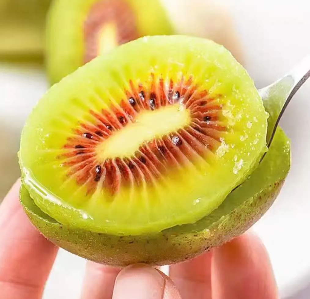 红心猕猴桃切开后的鲜艳果肉 红心猕猴桃切开后的鲜艳果肉