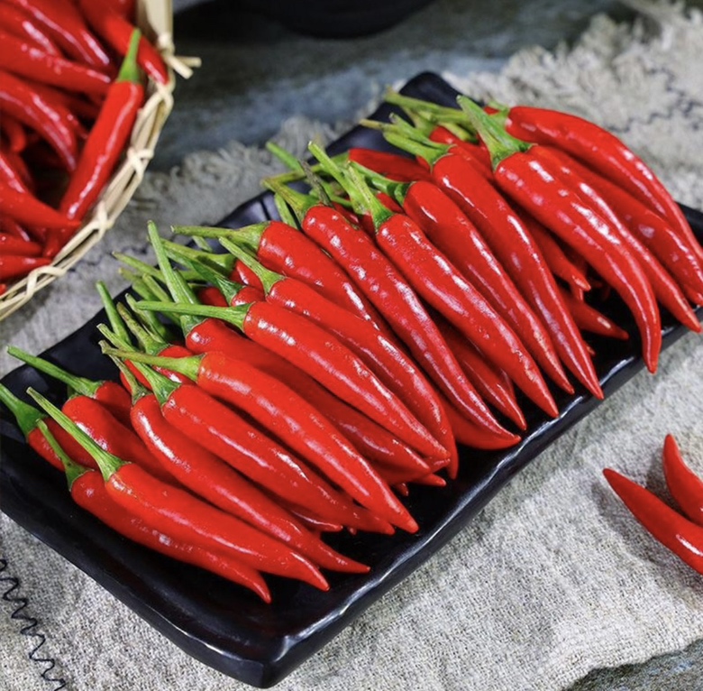 一盘新鲜的小米椒,红色鲜艳,果实细小,呈现出典型的辣椒特征 小米椒特写