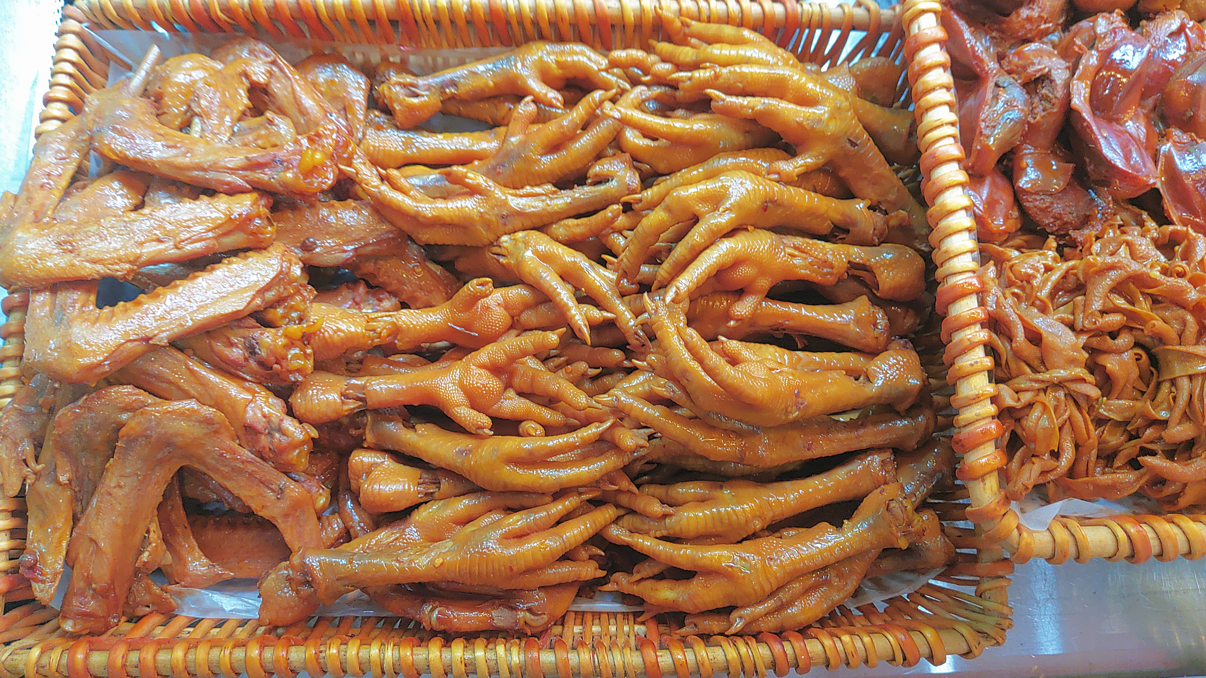 俯拍高清成品图:琥珀色酱汁浓亮包裹着油润鸡翅与饱满土豆块,土豆表面微泛光泽无破损,鸡翅皮纹清晰,可见细小焦糖结晶,葱段翠绿点缀,盘底有少量琥珀色浓汁未完全收干,体现‘汁浓而不腻’质感 可乐鸡翅炖土豆成品特写