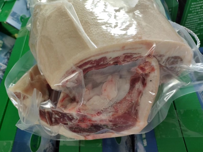巴马香猪肉，无公害自繁自养，散放围栏无任何添加饲料喂养