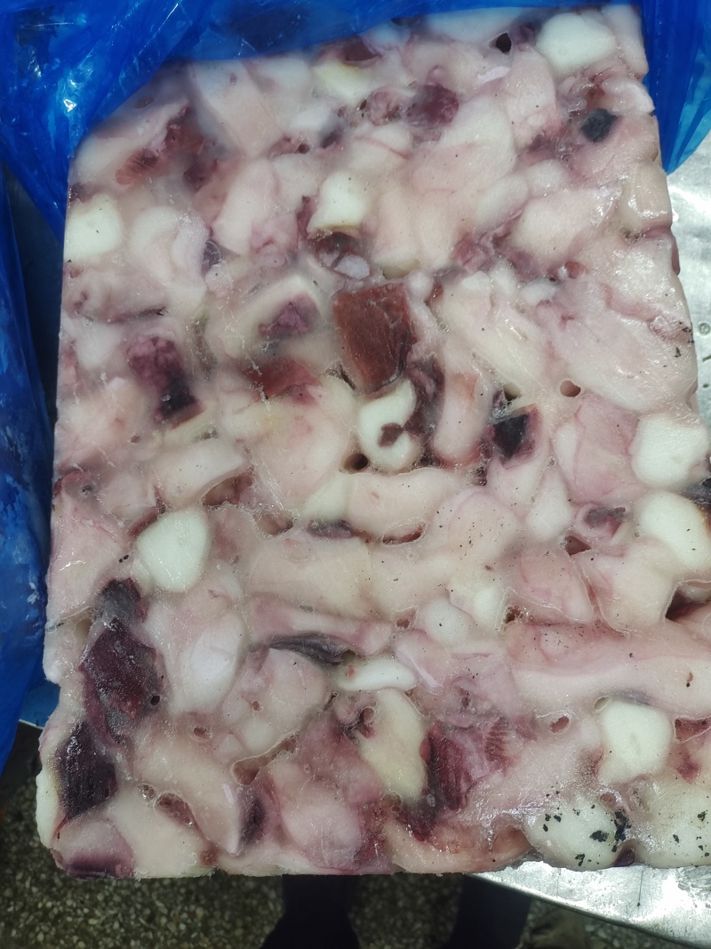 鱿鱼大碎肉鱿鱼粒适合快餐烧烤，八角粒串加工。缩水率低