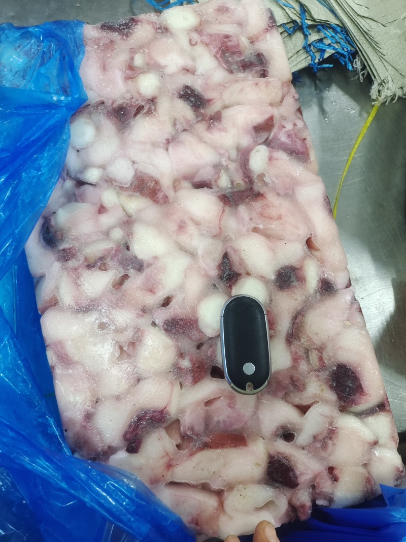 鱿鱼大碎肉鱿鱼粒适合快餐烧烤，八角粒串加工。缩水率低