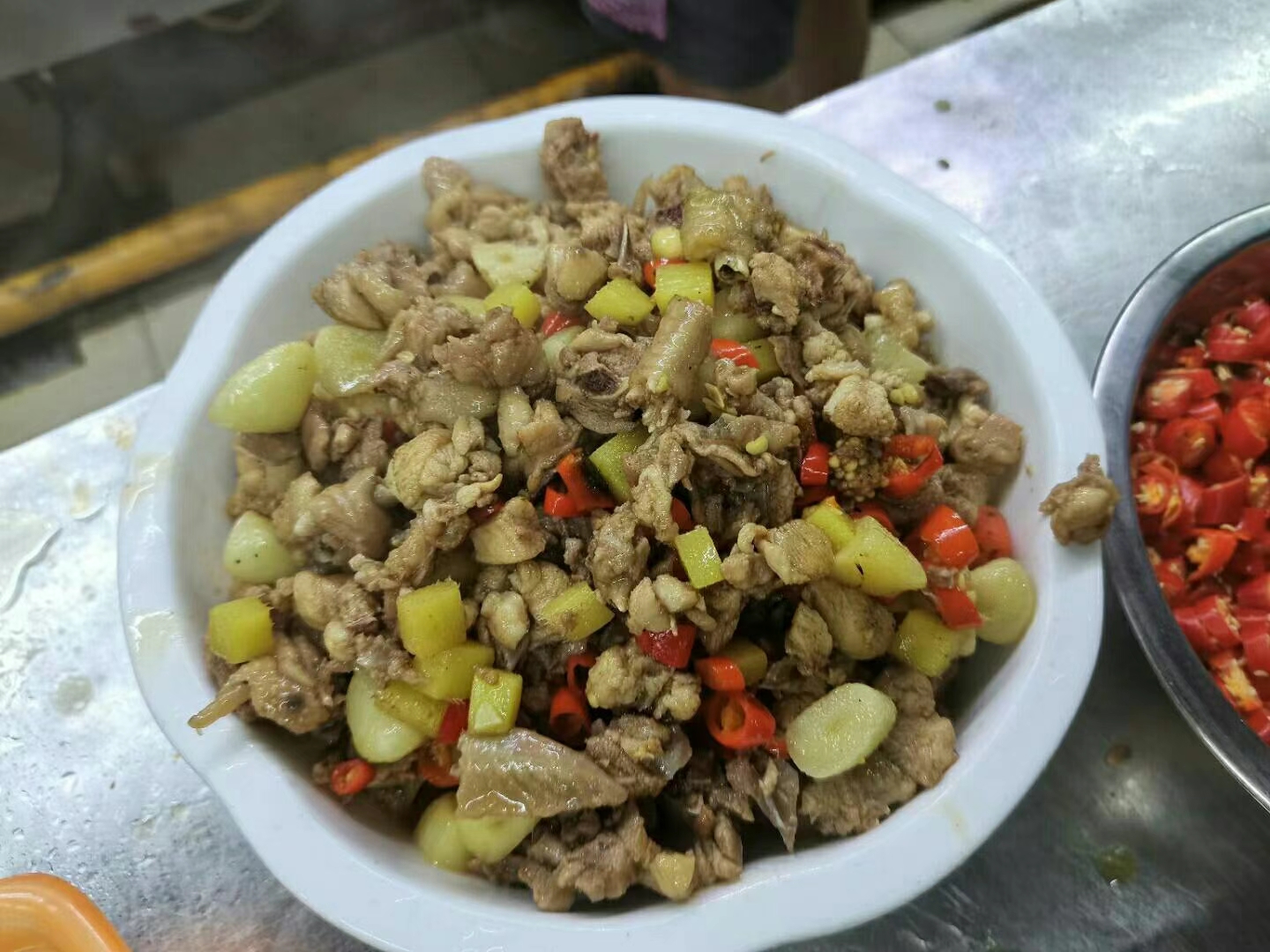 一碗热腾腾的胡椒煮鸡蛋,汤汁浓郁,鸡蛋完整,撒有黑色胡椒颗粒 胡椒煮鸡蛋成品图