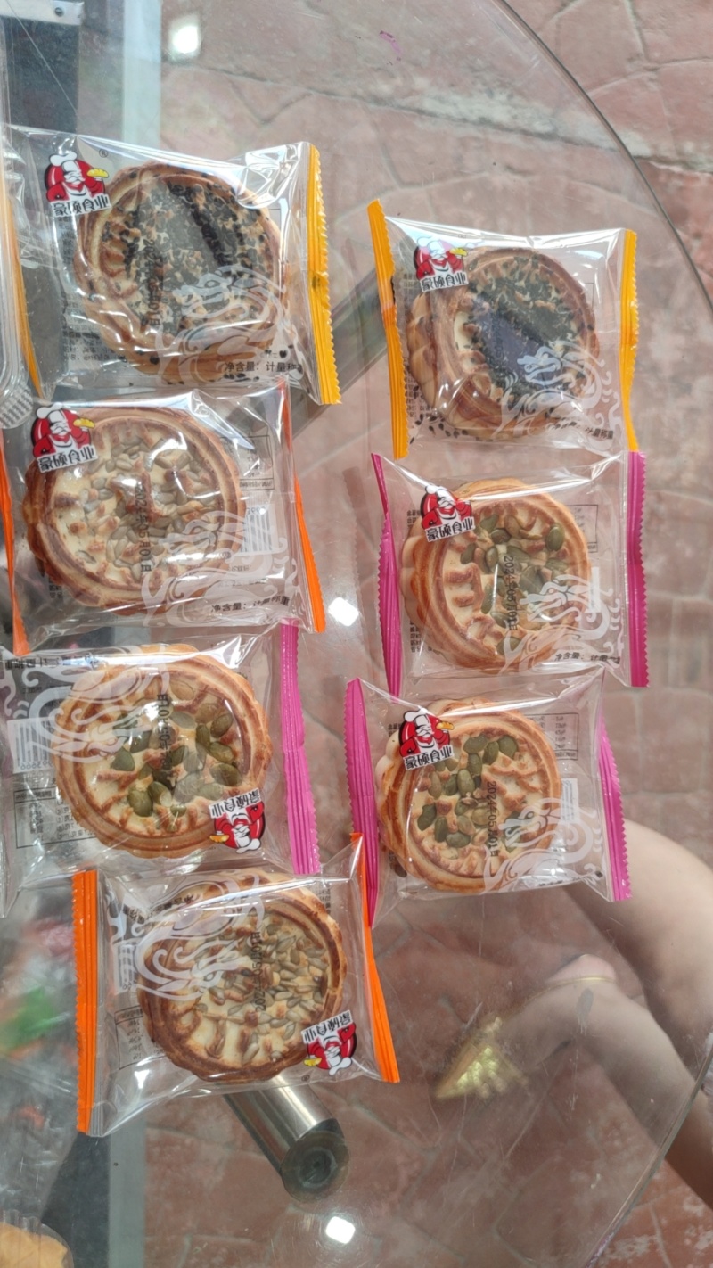 小吃糕点批量生产中月饼，夹心桃酥，鸡蛋卷，马蹄酥有需要随