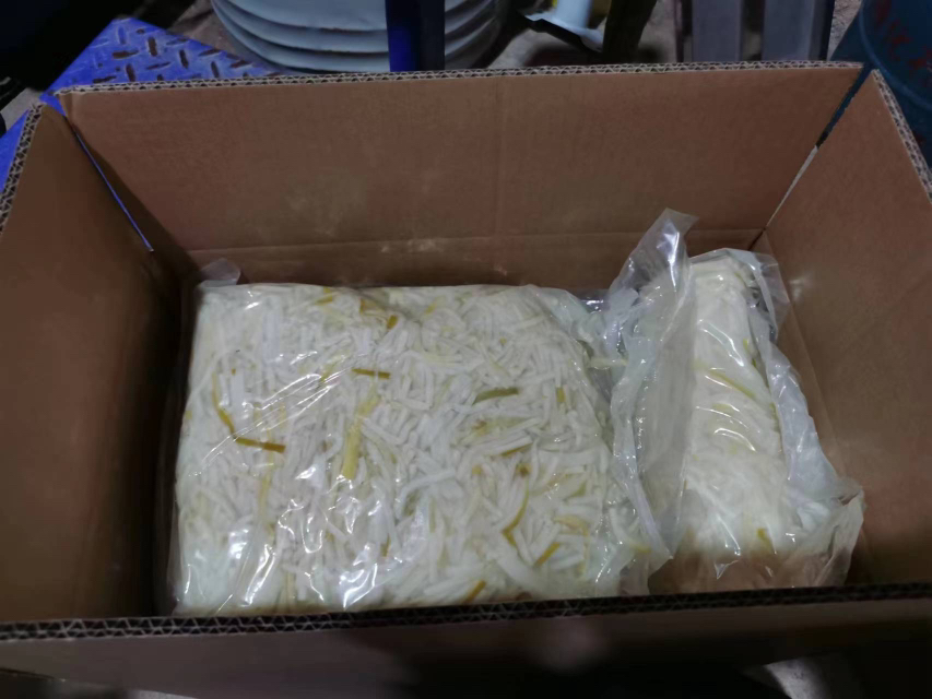 四川南溪麻竹笋加工厂内,工人正在进行笋片切片与真空包装作业 麻竹笋加工现场