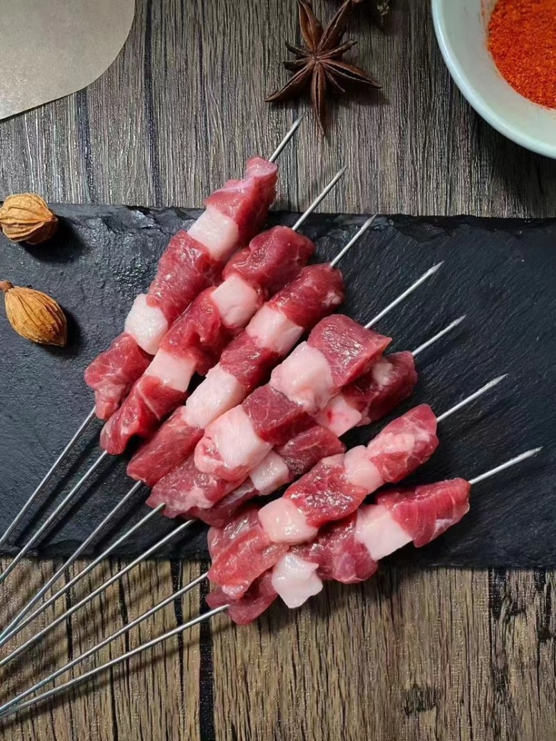 钢签羊肉串，微调理腌制，纯羊肉串，肉质鲜嫩，可口。