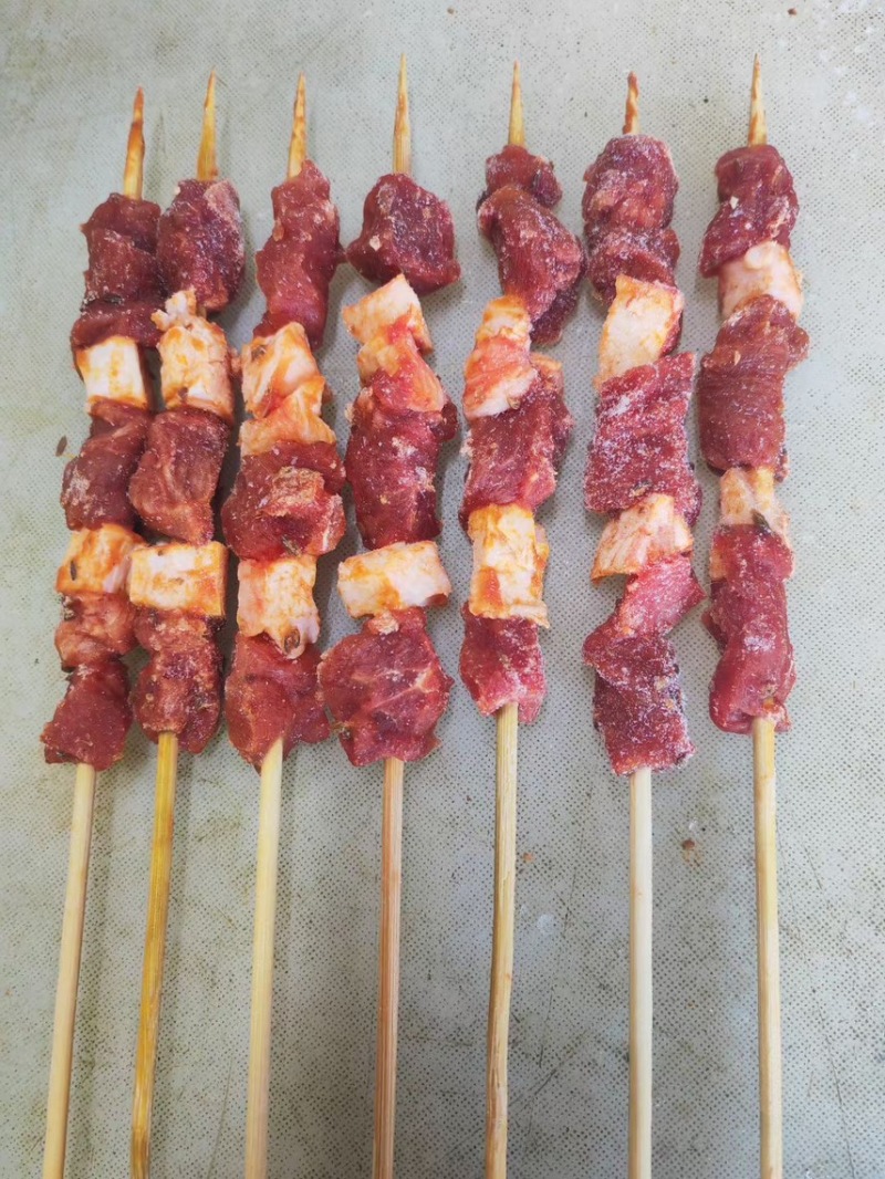 钢签羊肉串，微调理腌制，纯羊肉串，肉质鲜嫩，可口。