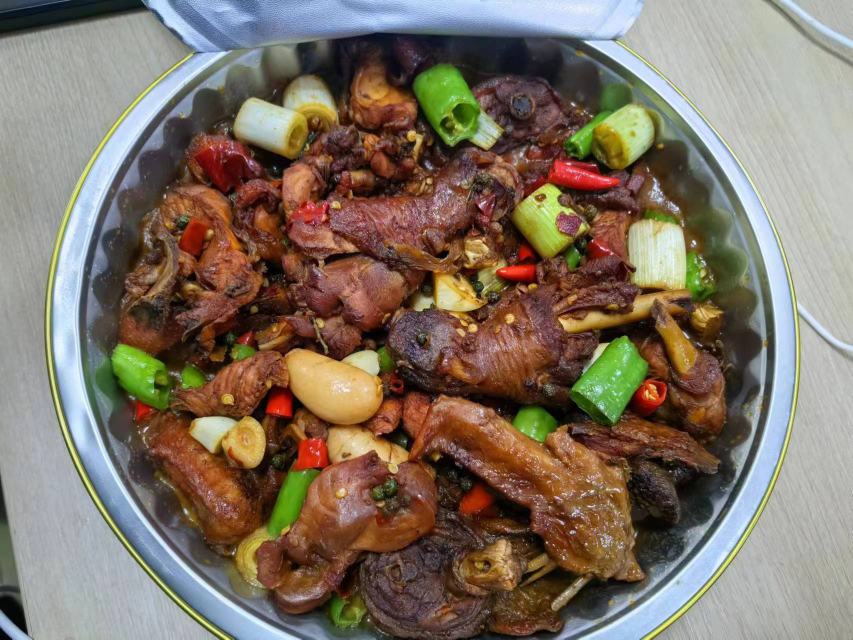 一盘炒洋葱与鸡胸肉搭配,旁边摆放蔬菜,构成营养均衡的一餐 健康饮食场景