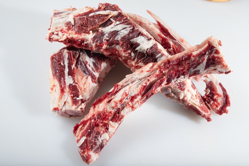 食材准备图：牛肉、白萝卜、竹笋整齐摆放