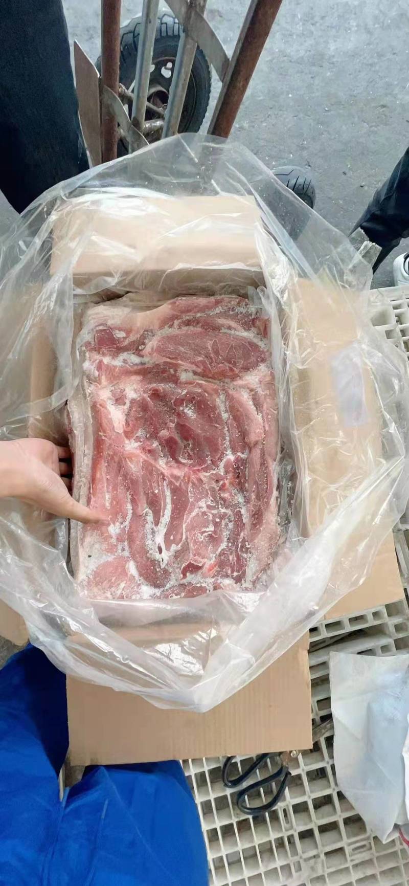 肥猪带皮后上肉，也称后五花