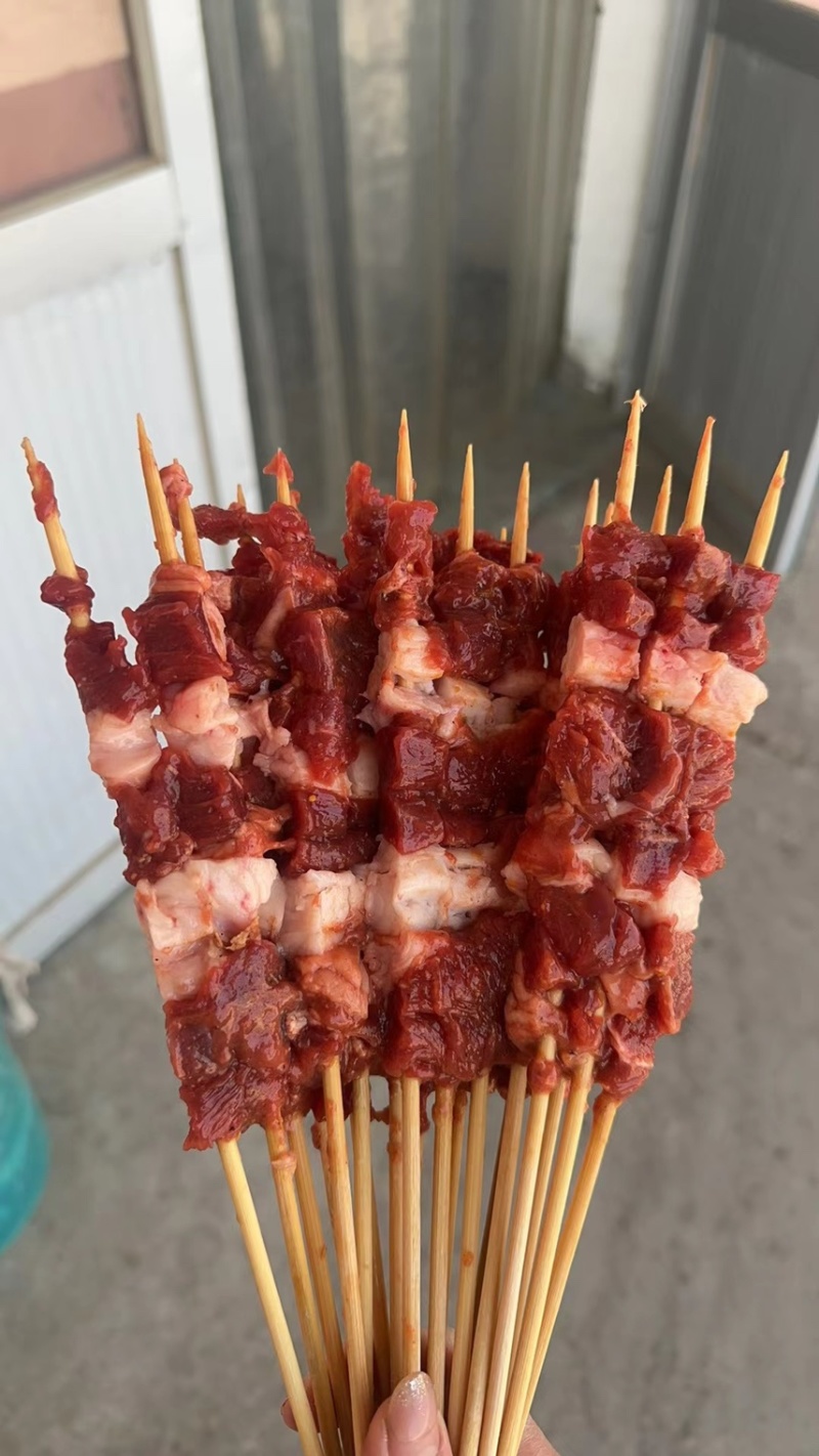 钢签羊肉串，微调理腌制，纯羊肉串，肉质鲜嫩，可口。