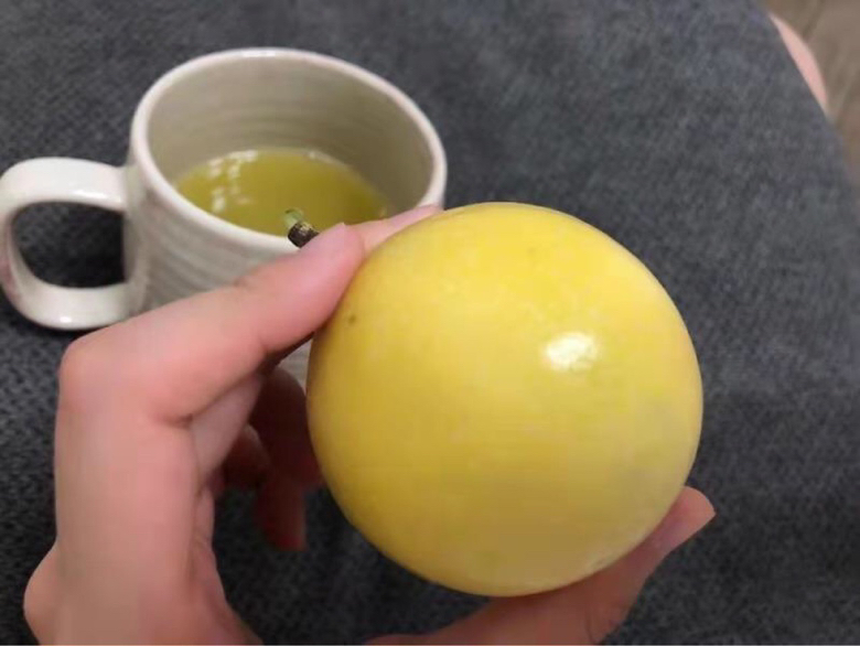 黄金百香果食用注意事项插画