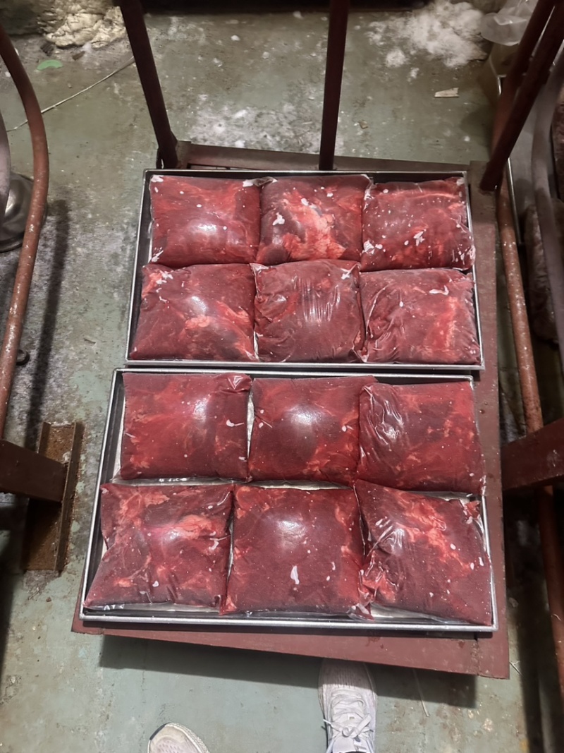 抽真空小包装牛腿肉，本厂按照客户价格规格要求定制货源充足