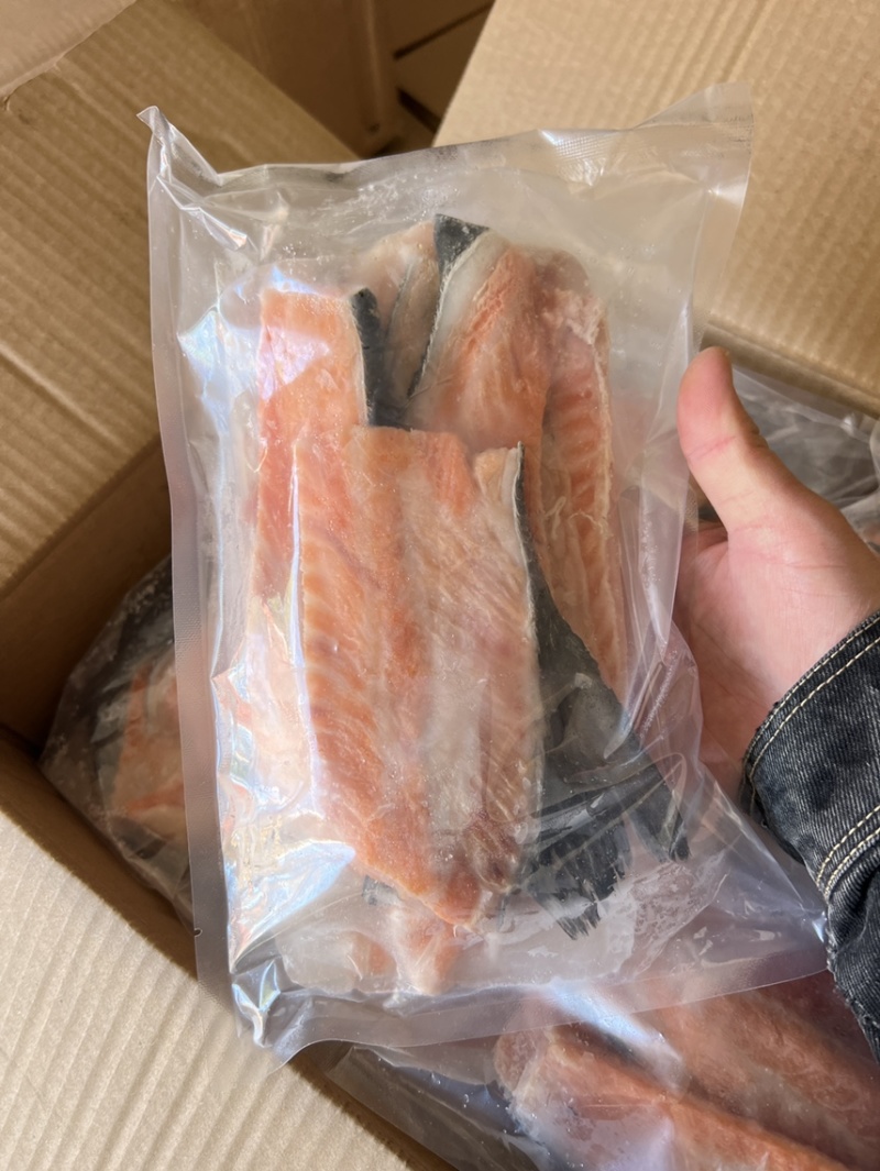 三文鱼排骨肉，1斤装，4.5元一袋，现货2000袋，特价