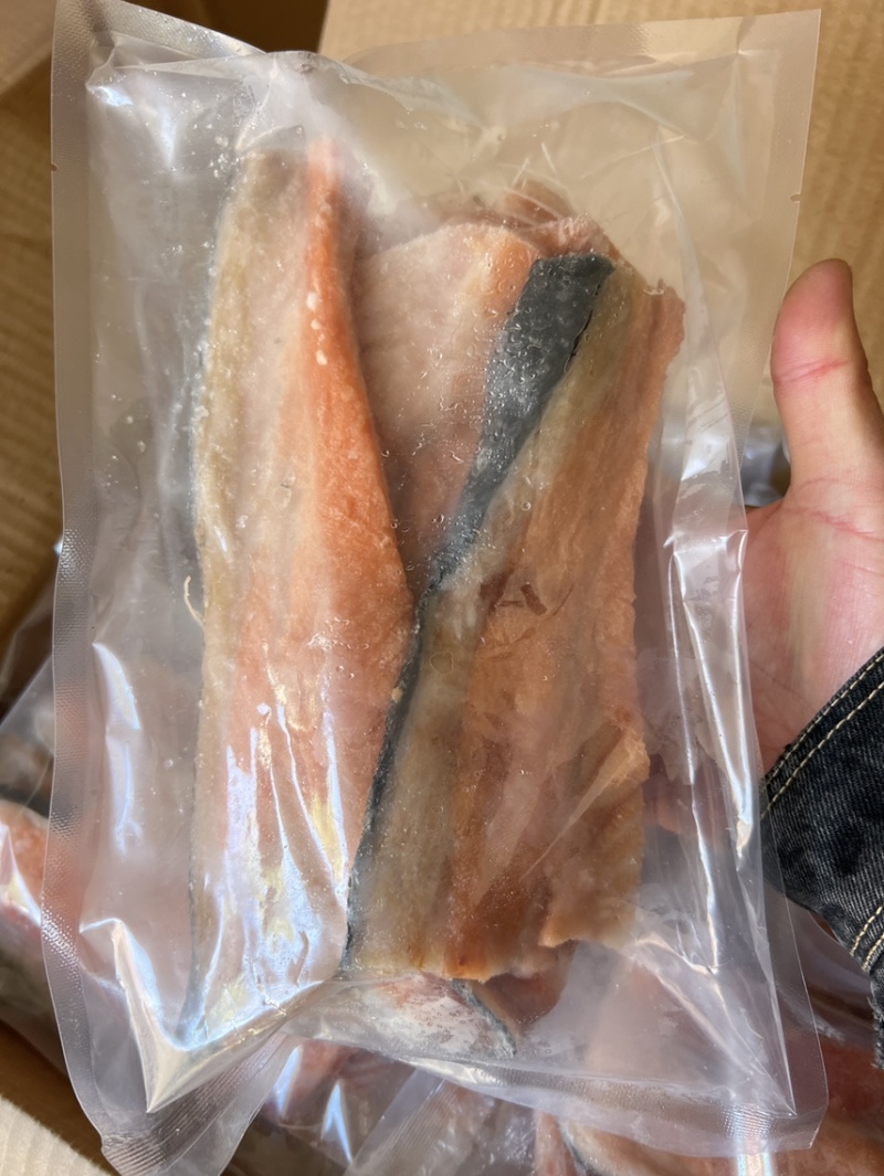三文鱼排骨肉，1斤装，4.5元一袋，现货2000袋，特价