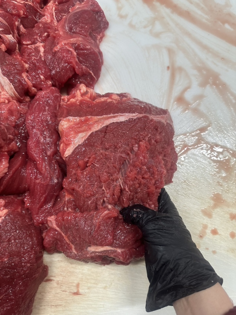 抽真空小包装牛腿肉，本厂按照客户价格规格要求定制货源充足